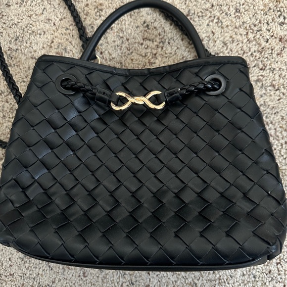 Elegant Black Woven Handbag - Picture 3 of 7